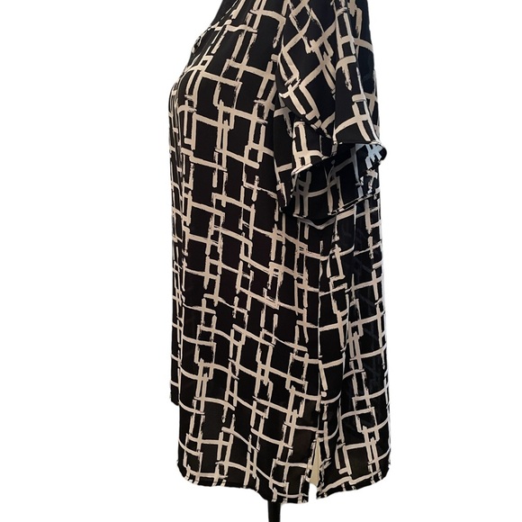 Counterparts woman’s black and white, flutter sleeve, abstract design,size large - Picture 4 of 10